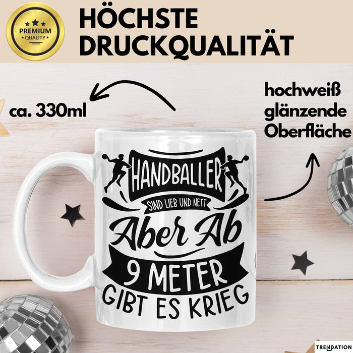 Handball Geschenk Tasse Geschenkidee Handball-Spieler Handballspielerin Mädchen Jungs Kaffee-Becher Ab 9 Meter Gibt Es Krieg Weiß Trendation