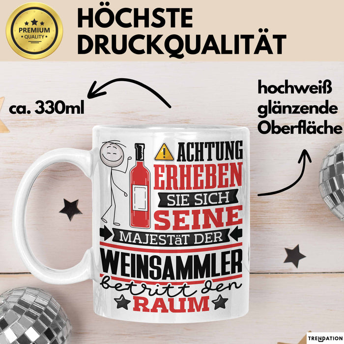 Weinsammler Geschenk Tasse Lustiger Spruch Erheben Sie Sich Der Weinsammler Betritt den Raum Weiß Trendation