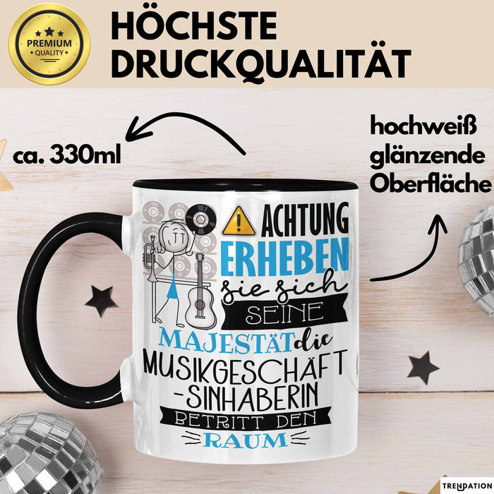 Musikgeschäftsinhaberin Tasse Geschenk Lustiger Spruch Bitte Erheben Sie Sich Seine Majestät Die Musikgeschäftsinhaberin Betritt Den Raum Schwarz Trendation