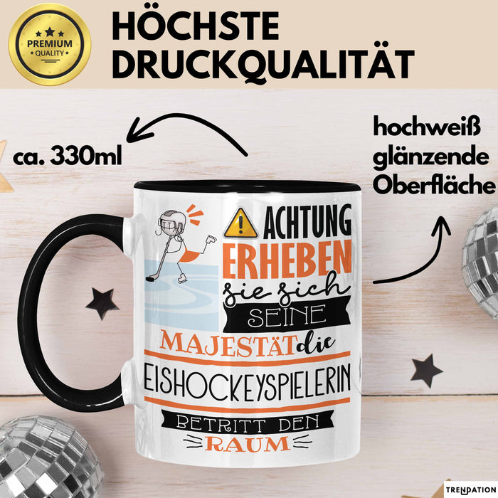 Eishockeyspielerin Tasse Geschenk Lustiger Spruch Bitte Erheben Sie Sich Seine Majestät Die Eishockeyspielerin Betritt Den Raum Schwarz Trendation