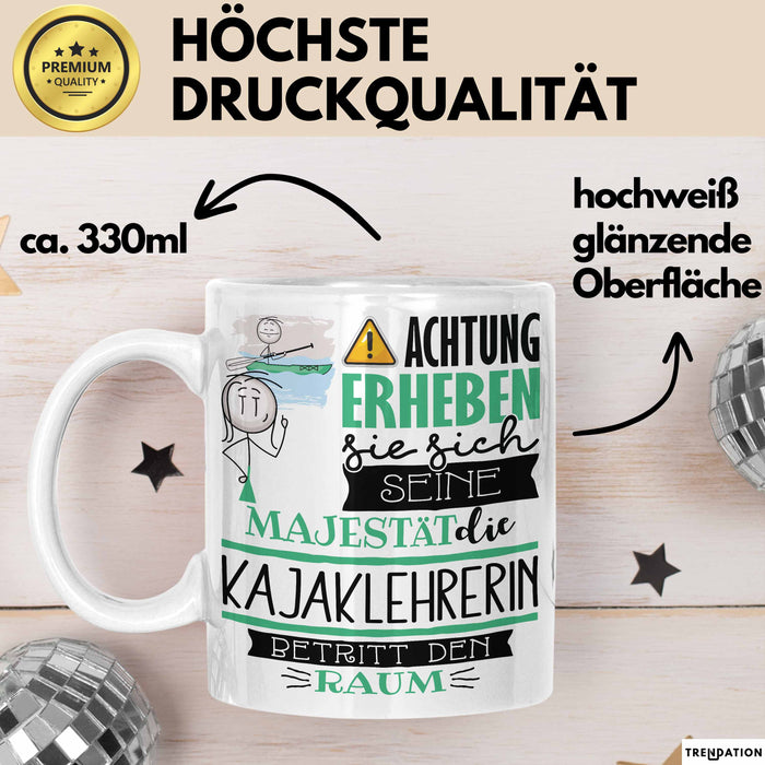 Kajaklehrerin Tasse Geschenk Lustiger Spruch Bitte Erheben Sie Sich Seine Majestät Die Kajaklehrerin Betritt Den Raum Weiß Trendation