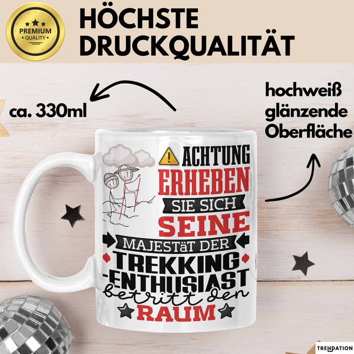 Trekking-Enthusiast Geschenk Tasse Lustiger Spruch Erheben Sie Sich Der Trekking-Enthusiast Betritt den Raum Weiß Trendation