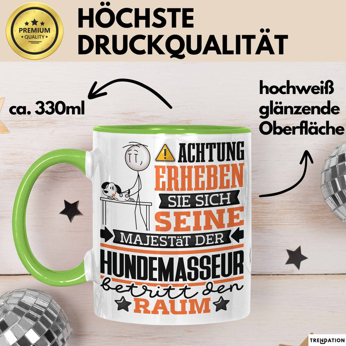 Hundemasseur Geschenk Tasse Lustiger Spruch Erheben Sie Sich Der Hundemasseur Betritt den Raum Grün Trendation
