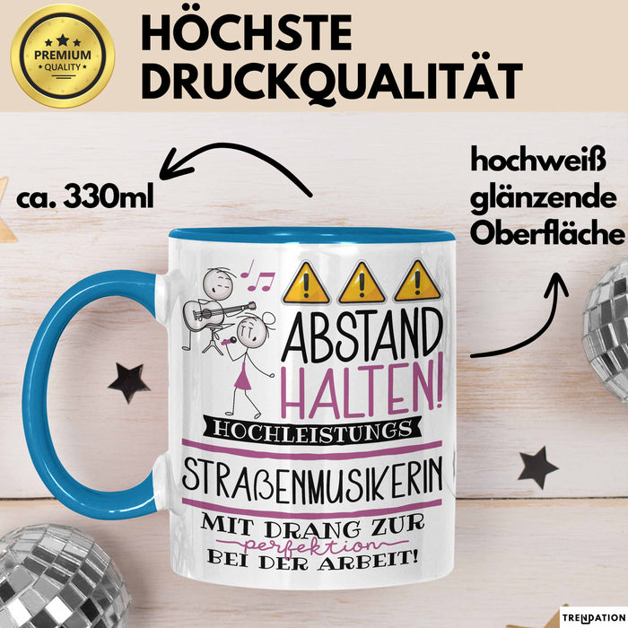 Straßenmusikerin Tasse Geschenk Lustig Abstand Halten Hochleistungs-Straßenmusikerin Mit Drang Zur Perfektion Bei Der Arbeit Blau Trendation