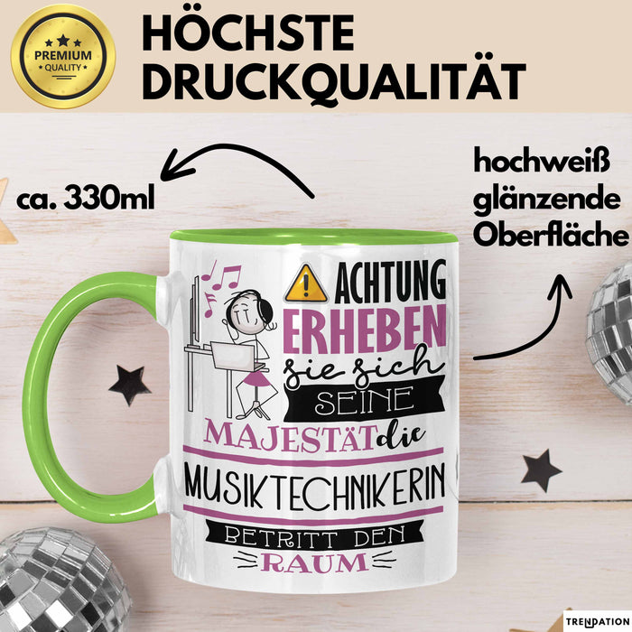 Musiktechnikerin Tasse Geschenk Lustiger Spruch Bitte Erheben Sie Sich Seine Majestät Die Musiktechnikerin Betritt Den Raum Grün Trendation