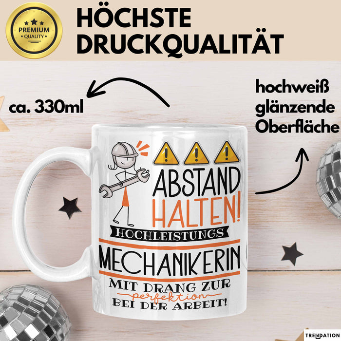 Mechanikerin Tasse Geschenk Lustig Abstand Halten Hochleistungs-Mechanikerin Mit Drang Zur Perfektion Bei Der Arbeit Weiß Trendation