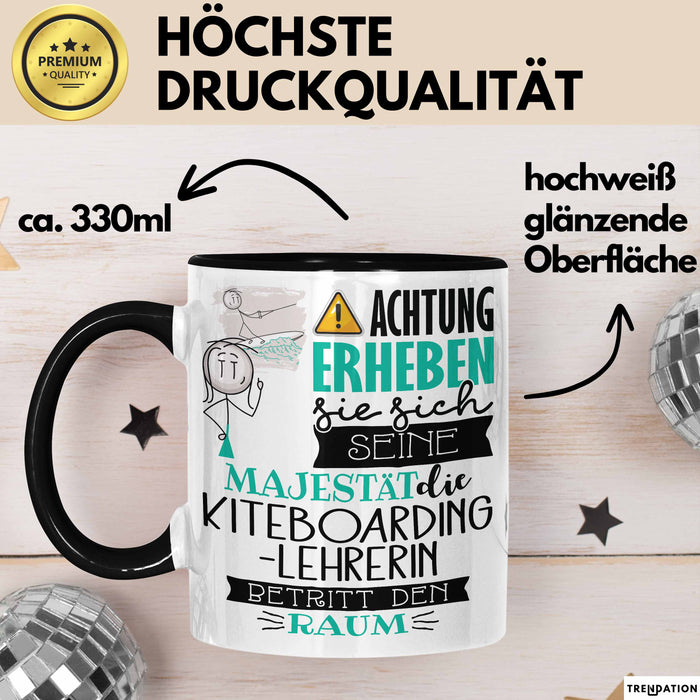 Kiteboarding-Lehrerin Tasse Geschenk Lustiger Spruch Bitte Erheben Sie Sich Seine Majestät Die Kiteboarding-Lehrerin Betritt Den Raum Schwarz Trendation