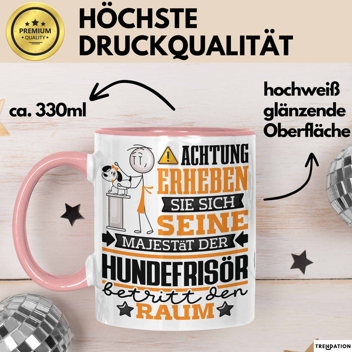 Hundefrisör Geschenk Tasse Lustiger Spruch Erheben Sie Sich Der Hundefrisör Betritt den Raum Rosa Trendation