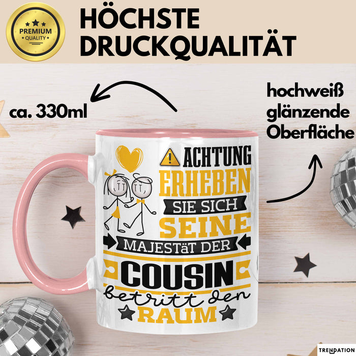 Cousin Geschenk Tasse Lustiger Spruch Erheben Sie Sich Der Cousin Betritt den Raum Rosa Trendation