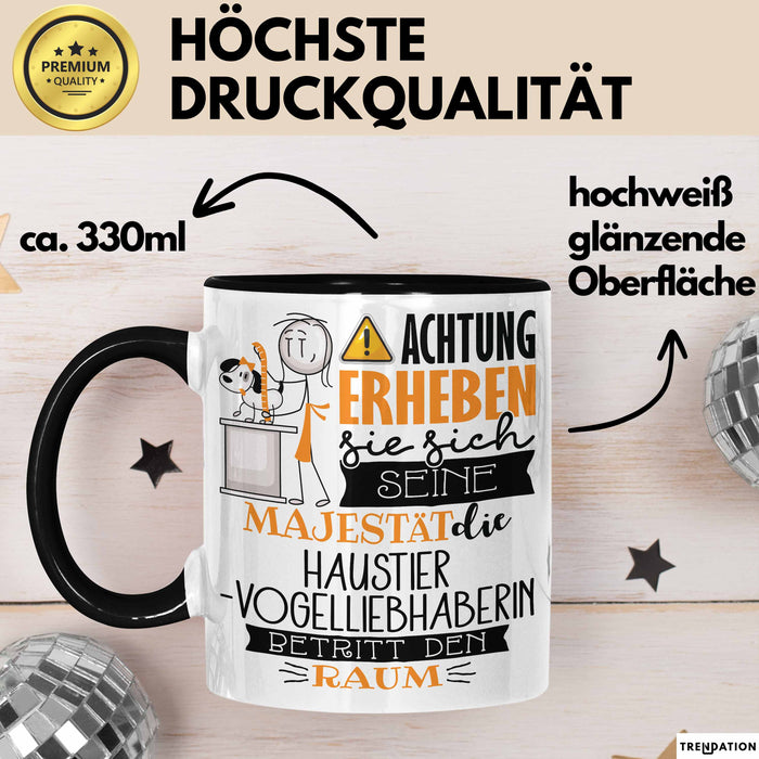 Haustier-Modedesignerin Tasse Geschenk Lustiger Spruch Bitte Erheben Sie Sich Seine Majestät Die Haustier-Modedesignerin Betritt Den Raum Schwarz Trendation