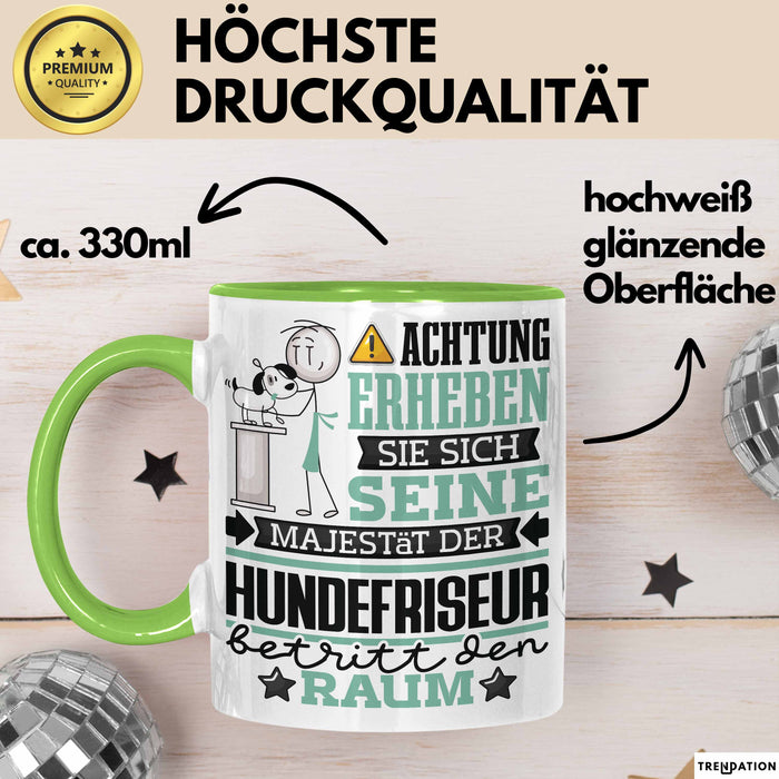 Hundefriseur Geschenk Tasse Lustiger Spruch Erheben Sie Sich Der Hundefriseur Betritt den Raum Grün Trendation