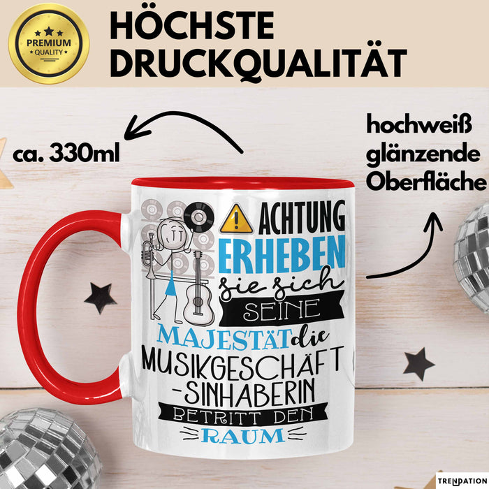 Musikgeschäftsinhaberin Tasse Geschenk Lustiger Spruch Bitte Erheben Sie Sich Seine Majestät Die Musikgeschäftsinhaberin Betritt Den Raum Rot Trendation