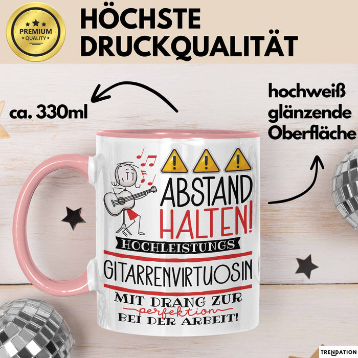 Gitarrenvirtuosin Tasse Geschenk Lustig Abstand Halten Hochleistungs-Gitarrenvirtuosin Mit Drang Zur Perfektion Bei Der Arbeit Rosa Trendation