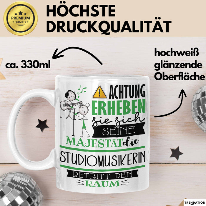 Studiomusikerin Tasse Geschenk Lustiger Spruch Bitte Erheben Sie Sich Seine Majestät Die Studiomusikerin Betritt Den Raum Weiß Trendation