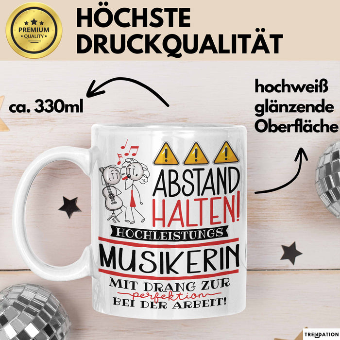 Musikerin Tasse Geschenk Lustig Abstand Halten Hochleistungs-Musikerin Mit Drang Zur Perfektion Bei Der Arbeit Weiß Trendation