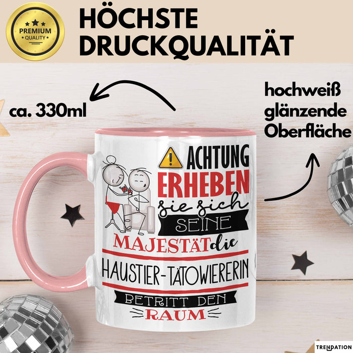 Haustier-Tätowiererin Tasse Geschenk Lustiger Spruch Bitte Erheben Sie Sich Seine Majestät Die Haustier-Tätowiererin Betritt Den Raum Rosa Trendation