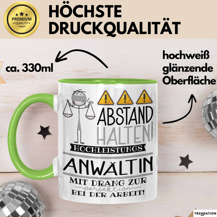 Anwältin Tasse Geschenk Lustig Abstand Halten Hochleistungs-Anwältin Mit Drang Zur Perfektion Bei Der Arbeit Grün Trendation