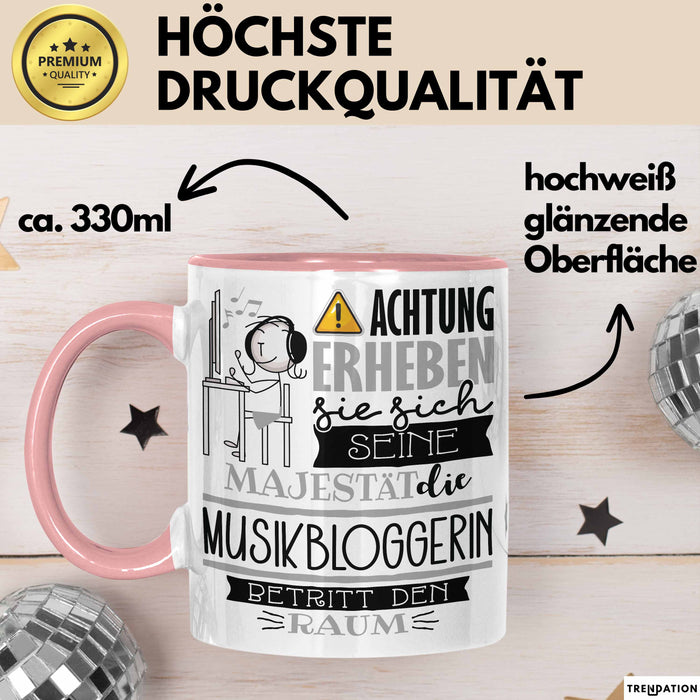 Musikbloggerin Tasse Geschenk Lustiger Spruch Bitte Erheben Sie Sich Seine Majestät Die Musikbloggerin Betritt Den Raum Rosa Trendation