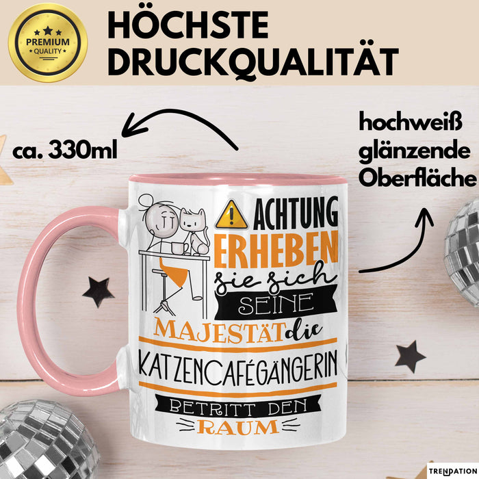 Katzencafégängerin Tasse Geschenk Lustiger Spruch Bitte Erheben Sie Sich Seine Majestät Die Katzencafégängerin Betritt Den Raum Rosa Trendation