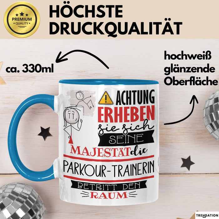 Parkour-Trainerin Tasse Geschenk Lustiger Spruch Bitte Erheben Sie Sich Seine Majestät Die Parkour-Trainerin Betritt Den Raum Blau Trendation