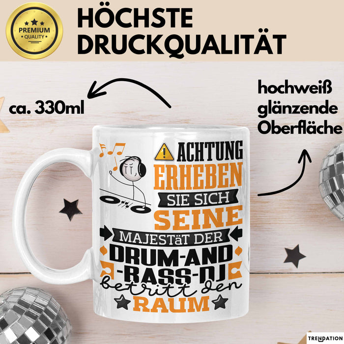 Drum-and-Bass-DJ Geschenk Tasse Lustiger Spruch Erheben Sie Sich Der Drum-and-Bass-DJ Betritt den Raum Weiß Trendation
