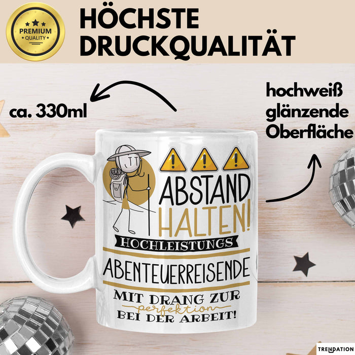 Abenteuerreisende Tasse Geschenk Lustig Abstand Halten Hochleistungs-Abenteuerreisende Mit Drang Zur Perfektion Bei Der Arbeit Weiß Trendation