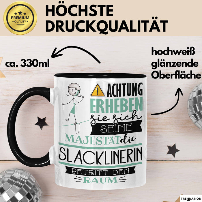 Slacklinerin Tasse Geschenk Lustiger Spruch Bitte Erheben Sie Sich Seine Majestät Die Slacklinerin Betritt Den Raum Schwarz Trendation
