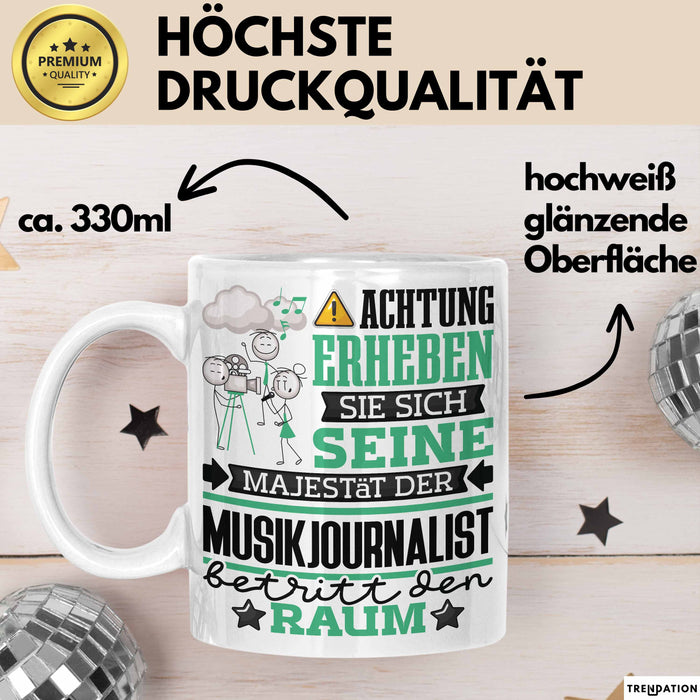 Musikjournalist Geschenk Tasse Lustiger Spruch Erheben Sie Sich Der Musikjournalist Betritt den Raum Weiß Trendation