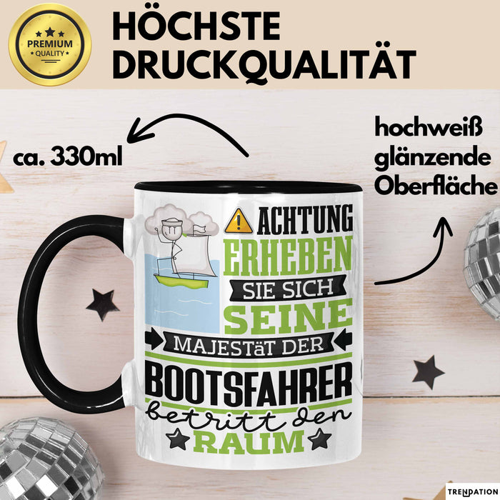 Bootsfahrer Geschenk Tasse Lustiger Spruch Erheben Sie Sich Der Bootsfahrer Betritt den Raum Schwarz Trendation