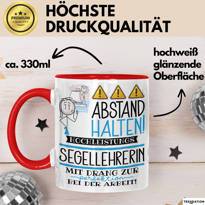 Segellehrerin Tasse Geschenk Lustig Abstand Halten Hochleistungs-Segellehrerin Mit Drang Zur Perfektion Bei Der Arbeit Rot Trendation