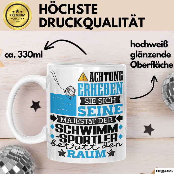 Schwimmsportler Geschenk Tasse Lustiger Spruch Erheben Sie Sich Der Schwimmsportler Betritt den Raum Weiß Trendation
