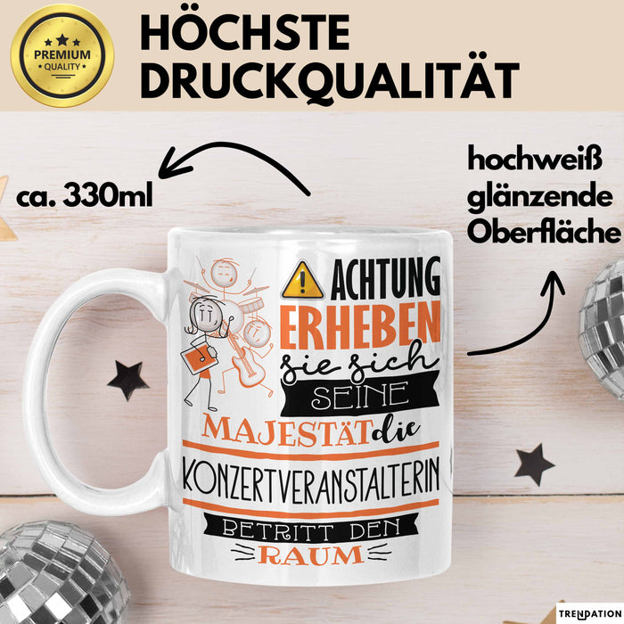 Konzertveranstalterin Tasse Geschenk Lustiger Spruch Bitte Erheben Sie Sich Seine Majestät Die Konzertveranstalterin Betritt Den Raum Weiß Trendation
