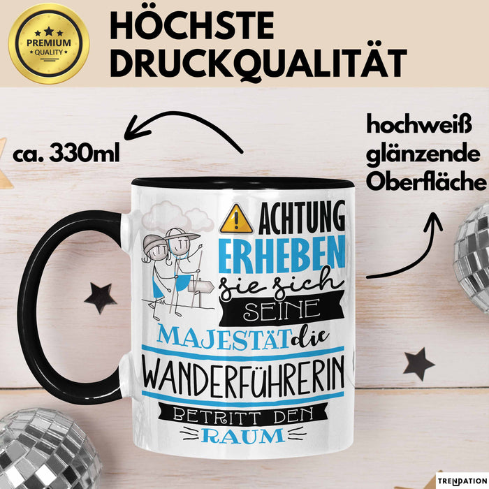 Wanderführerin Tasse Geschenk Lustiger Spruch Bitte Erheben Sie Sich Seine Majestät Die Wanderführerin Betritt Den Raum Schwarz Trendation