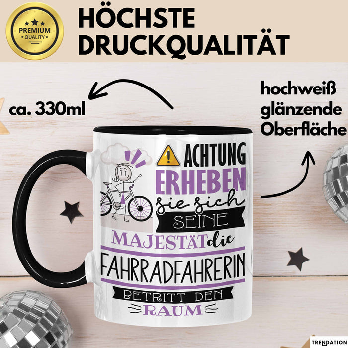 Fahrradfahrerin Tasse Geschenk Lustiger Spruch Bitte Erheben Sie Sich Seine Majestät Die Fahrradfahrerin Betritt Den Raum Schwarz Trendation