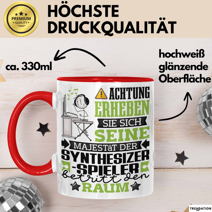 Synthesizer-Spieler Geschenk Tasse Lustiger Spruch Erheben Sie Sich Der Synthesizer-Spieler Betritt den Raum Rot Trendation