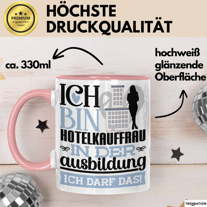 Hotelkauffrau Ausbildung Start Geschenk Tasse Ich Bin Hotelkauffrau In Der Ausbildung Ich Darf Das Kaffee-Becher Geschenkidee Rosa Trendation