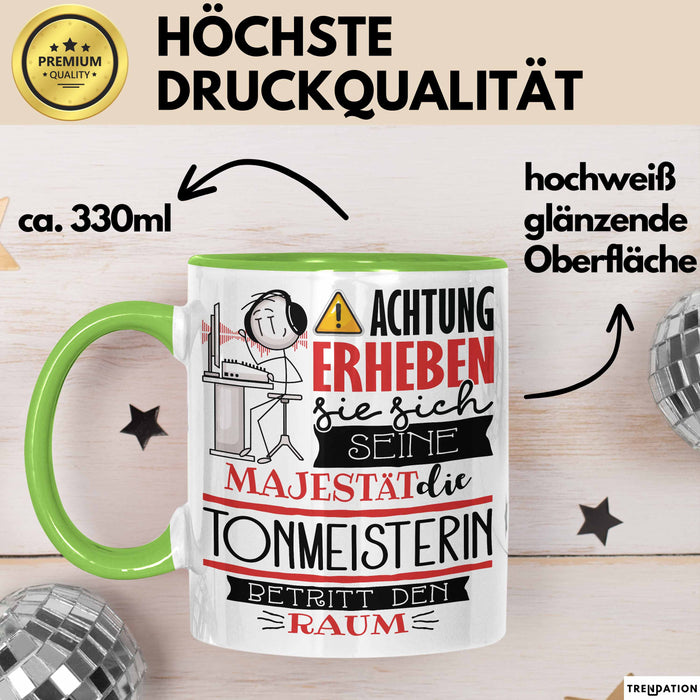 Tonmeisterin Tasse Geschenk Lustiger Spruch Bitte Erheben Sie Sich Seine Majestät Die Tonmeisterin Betritt Den Raum Grün Trendation