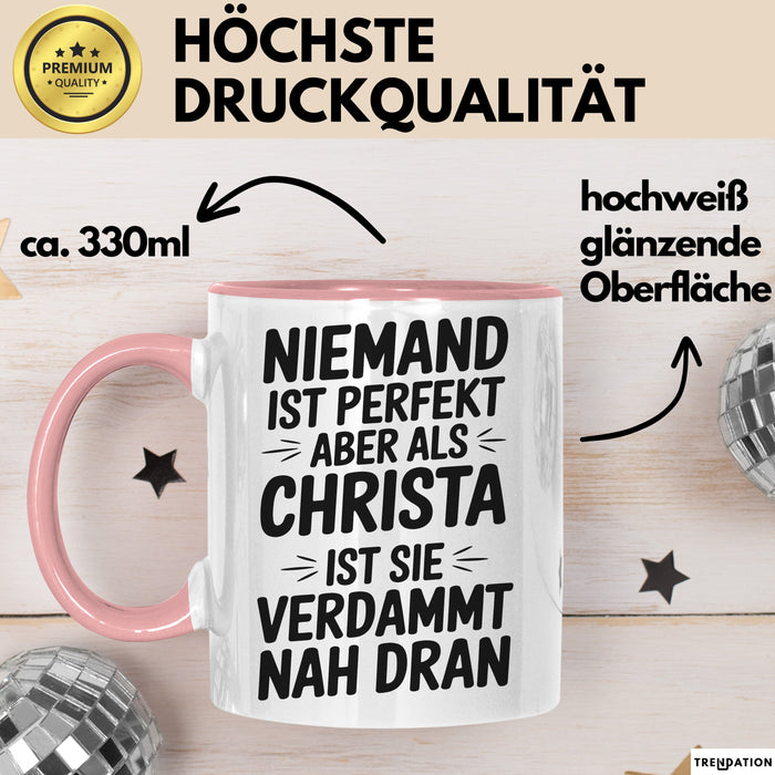 Christa Tasse Geschenk Niemand Ist Perfekt Christa Verdammt Nah Dran Geschenkidee Rosa Trendation