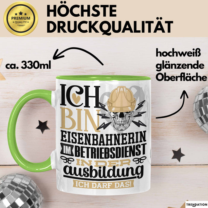 Eisenbahnerin im Betriebsdienst Ausbildung Start Geschenk Tasse Ich Bin Eisenbahnerin im Betriebsdienst In Der Ausbildung Ich Darf Das Kaffee-Becher Geschenkidee Grün Trendation