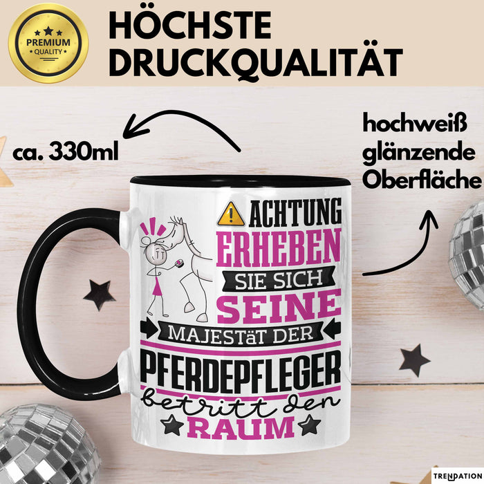 Pferdepfleger Geschenk Tasse Lustiger Spruch Erheben Sie Sich Der Pferdepfleger Betritt den Raum Schwarz Trendation