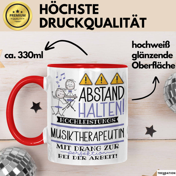 Musiktherapeutin Tasse Geschenk Lustig Abstand Halten Hochleistungs-Musiktherapeutin Mit Drang Zur Perfektion Bei Der Arbeit Rot Trendation