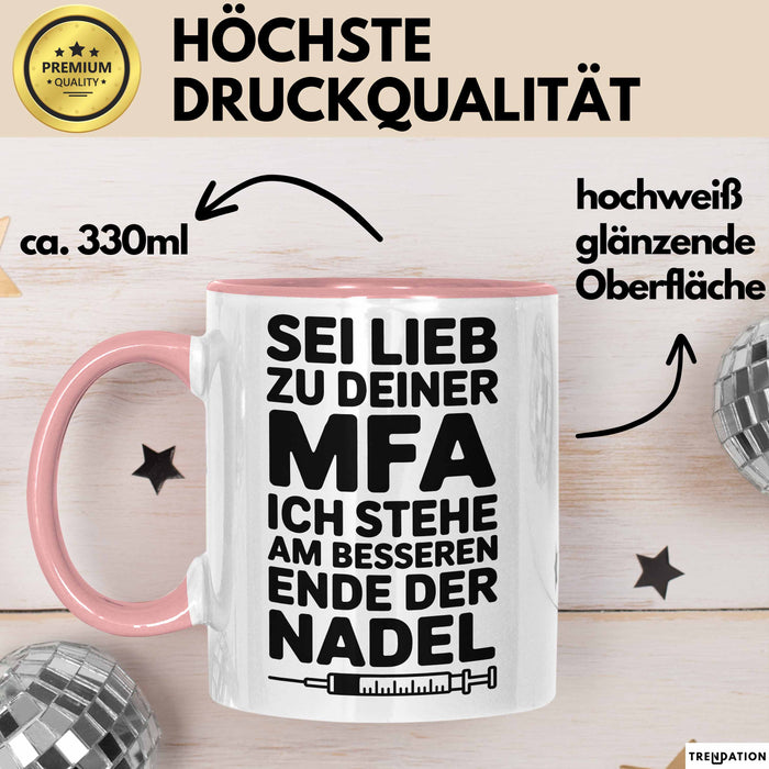 Medizinischer Assistent Arzt Tasse Geschenk Lustige Geschenkidee Spruch Sei Lieb Zu Deiner Mfa Ich Stehe Am Besseren Ende Der Nadel Rosa Trendation