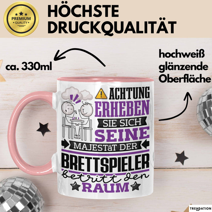Brettspieler Geschenk Tasse Lustiger Spruch Erheben Sie Sich Der Brettspieler Betritt den Raum Rosa Trendation