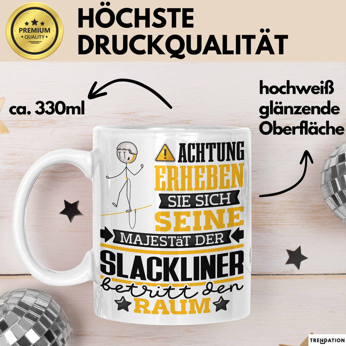 Slackliner Geschenk Tasse Lustiger Spruch Erheben Sie Sich Der Slackliner Betritt den Raum Weiß Trendation