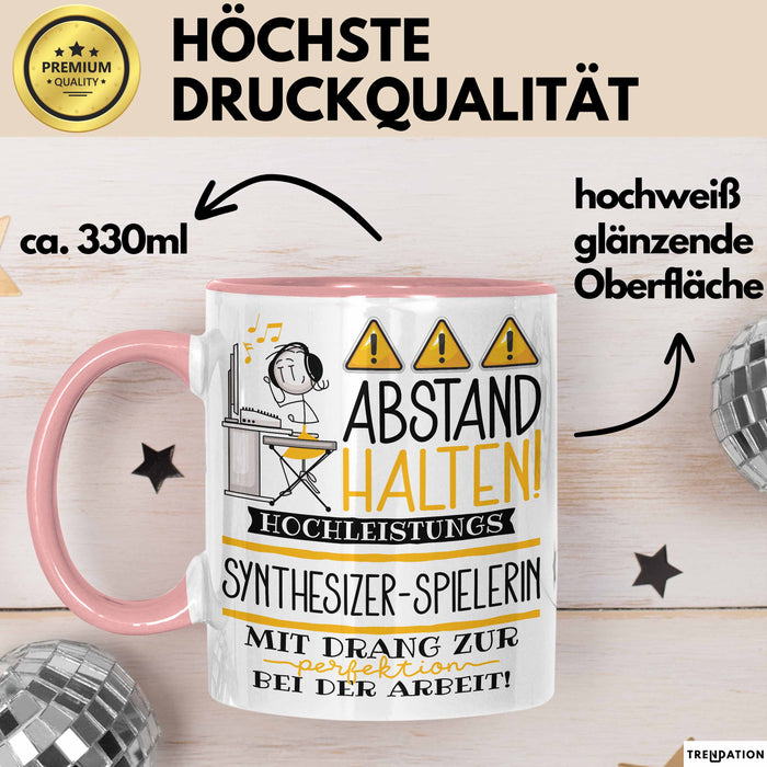 Synthesizer-Spielerin Tasse Geschenk Lustig Abstand Halten Hochleistungs-Synthesizer-Spielerin Mit Drang Zur Perfektion Bei Der Arbeit Rosa Trendation