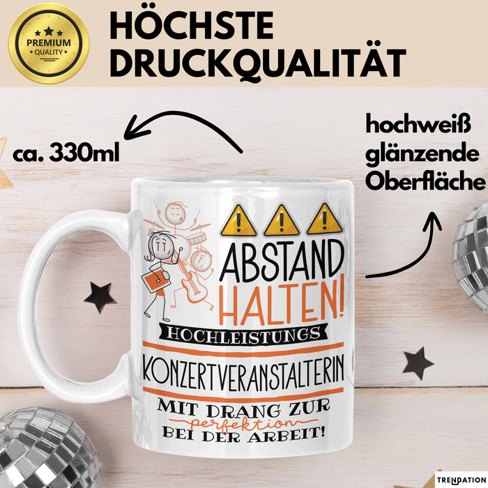 Konzertveranstalterin Tasse Geschenk Lustig Abstand Halten Hochleistungs-Konzertveranstalterin Mit Drang Zur Perfektion Bei Der Arbeit Weiß Trendation