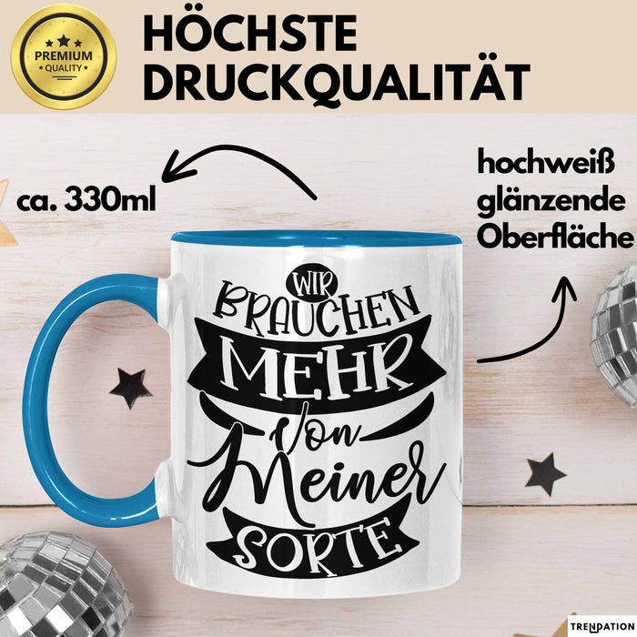 Lustiger Spruch Kaffee-Becher Geschenk für Kollegen Wir Brauchen Mehr Von Meiner Sorte Tasse Blau Trendation