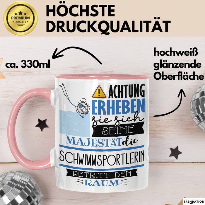 Schwimmsportlerin Tasse Geschenk Lustiger Spruch Bitte Erheben Sie Sich Seine Majestät Die Schwimmsportlerin Betritt Den Raum Rosa Trendation