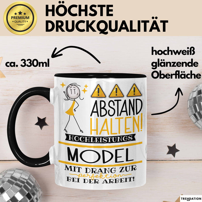 Model Tasse Geschenk Lustig Abstand Halten Hochleistungs-Model Mit Drang Zur Perfektion Bei Der Arbeit Trendation