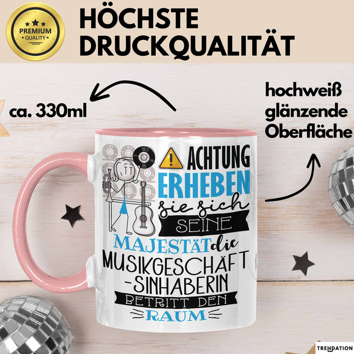 Musikgeschäftsinhaberin Tasse Geschenk Lustiger Spruch Bitte Erheben Sie Sich Seine Majestät Die Musikgeschäftsinhaberin Betritt Den Raum Rosa Trendation